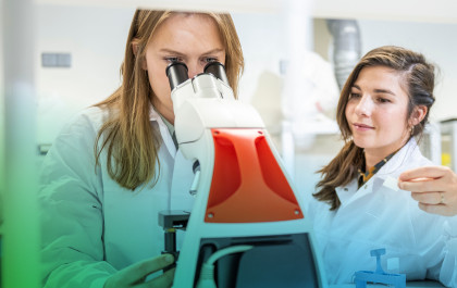 Two scientist in ProQRs microscopy lab