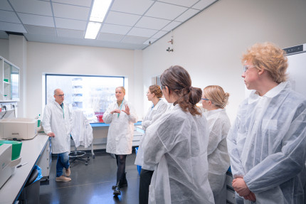 Group of students in the ProQR leiden laboratory